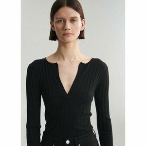Toteme - Super soft v neck long sleeve ribbed shirt in Black XS